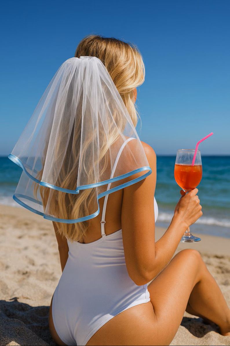 Белая двухслойная фата для невесты с мягким голубым краем